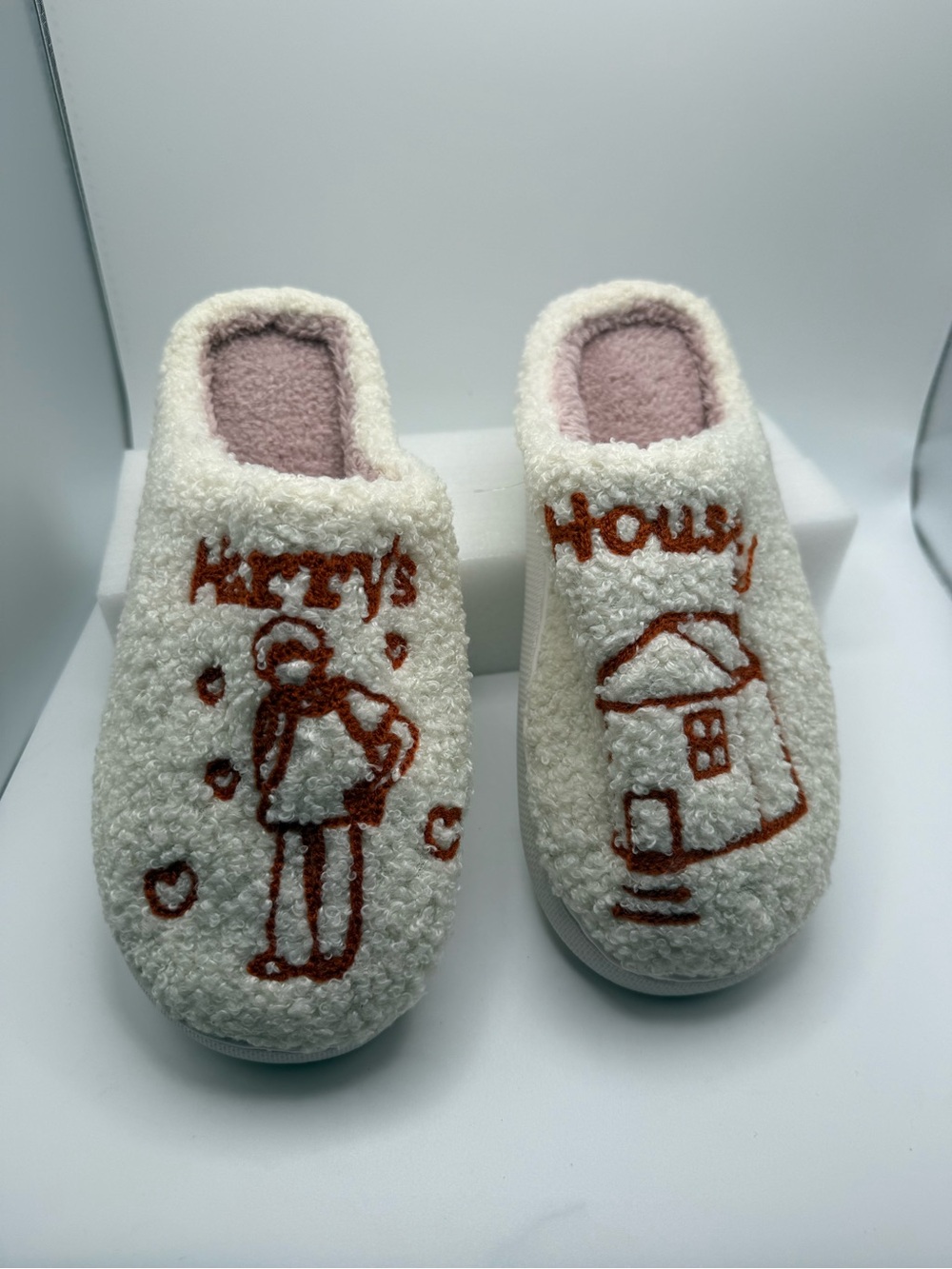 New Harry's House Slippers Women's Size 6-7 Harry Styles White Comfy Cozy
